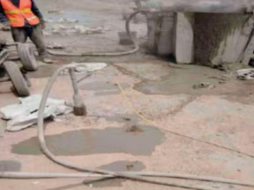 什运乡水泥混凝土路面板底注浆技术 路面脱空注浆整治方案